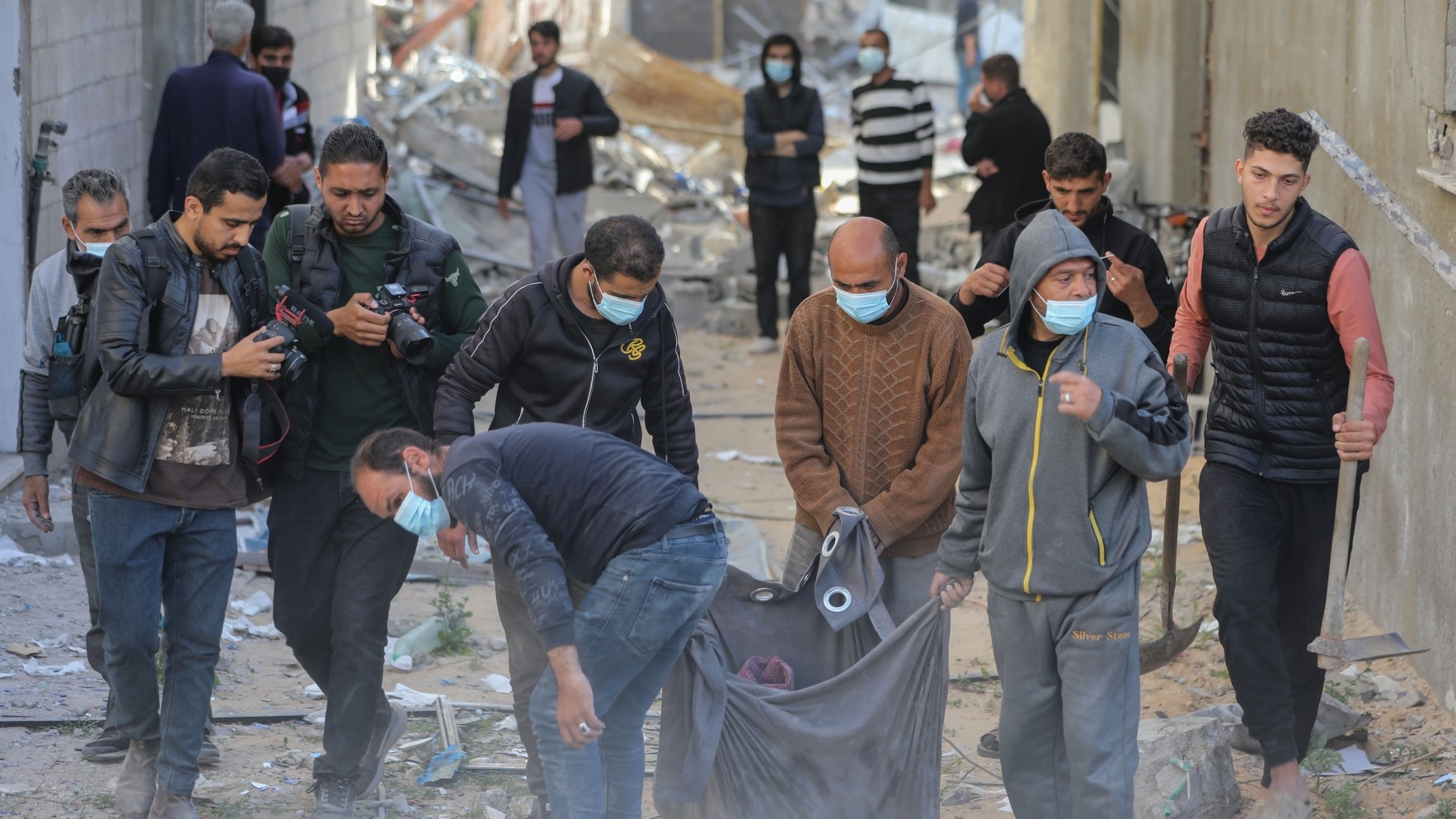 Hundreds of residents returned to their homes near al-Shifa hospital and found the remains of their decomposing relatives amid the devastation (MEE/Mohammed al-Hajjar)