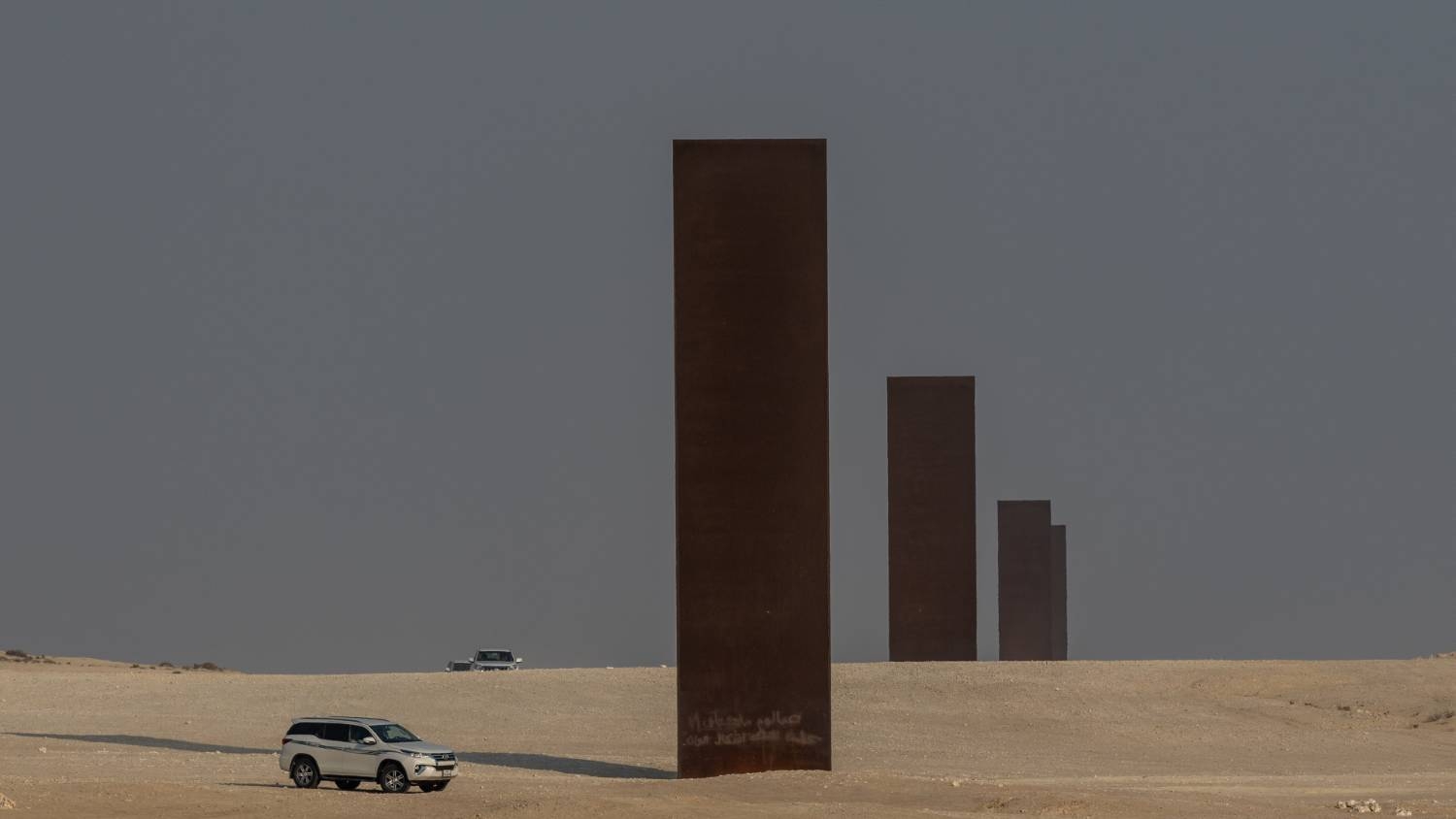 L’installation artistique de Richard Serra dans la réserve naturelle de Brouq, à une heure en voiture à l’ouest de Doha au Qatar (AFP)