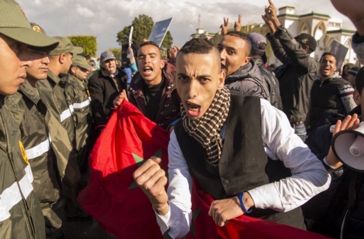 Des Marocains devant le tribunal de Salé, près de Rabat, où 25 militants Sahraouis sont jugés pour avoir tué onze policiers marocains en novembre 2010 (AFP)