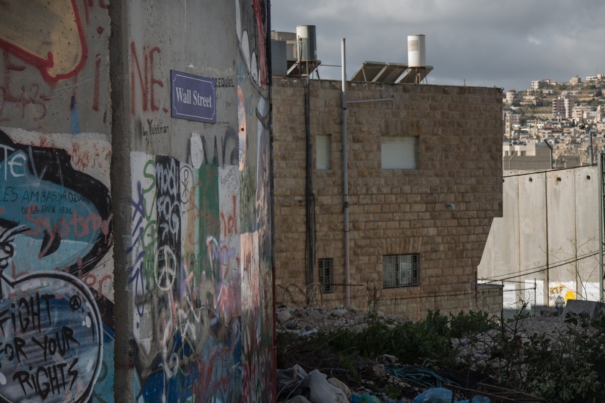 Une maison palestinienne entourée par le mur de séparation israélien sur trois côtés, à Bethléem (MEE/ Laurent Perpigna Iban)