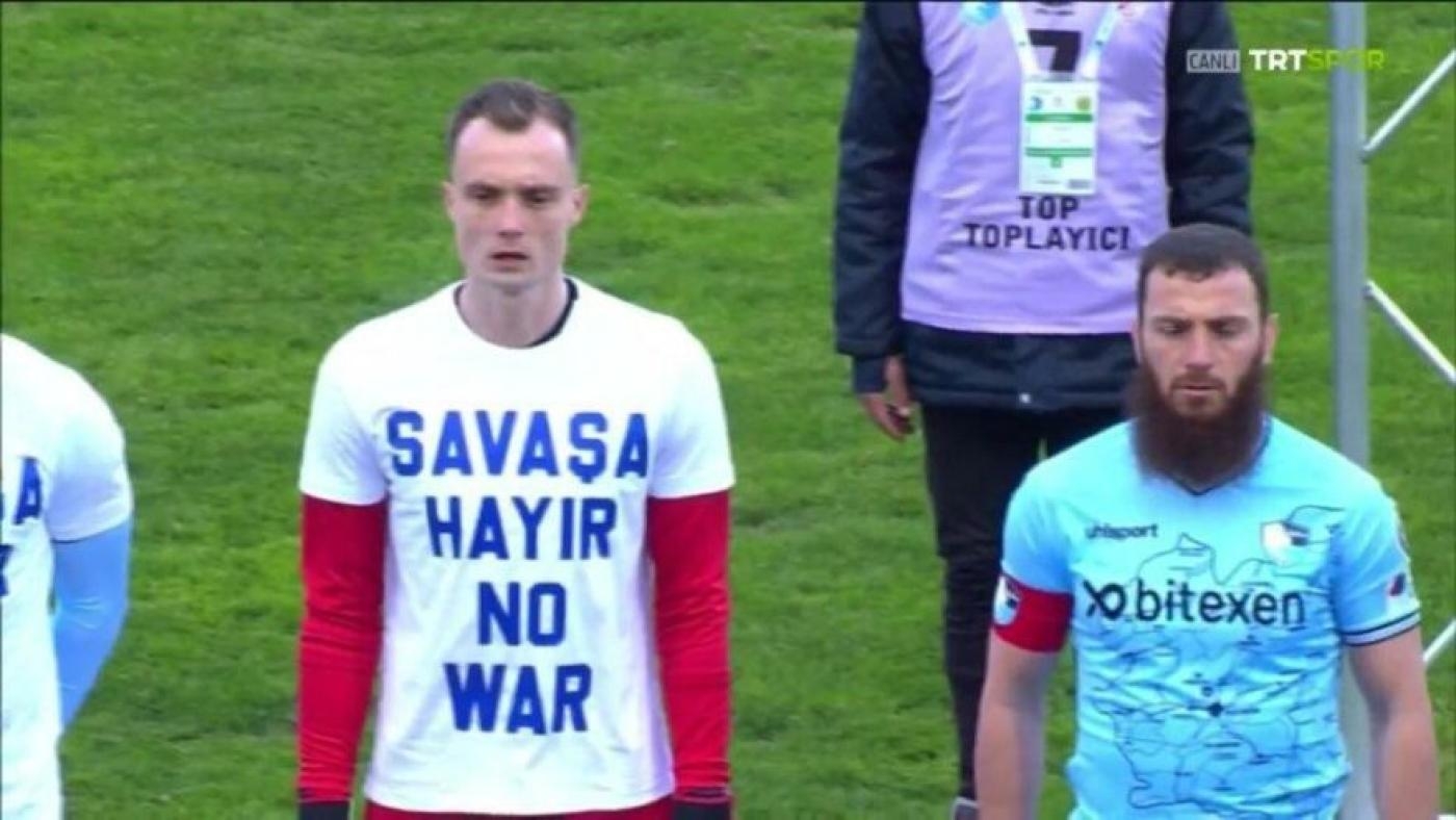 Le footballeur turc Aykut Demir a été le seul joueur à ne pas porter un t-shirt avec l’inscription « Non à la guerre » avant un match entre Erzurumspor et Ankaragücü, le 27 février 2022 (capture d’écran/TRT Spor)