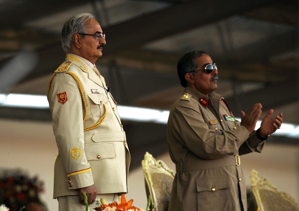Khalifa Haftar aux côtés du son chef d’état-major Abderrazak Nadhouri, son potentiel remplaçant, en mai 2018 à Benghazi (AFP) 
