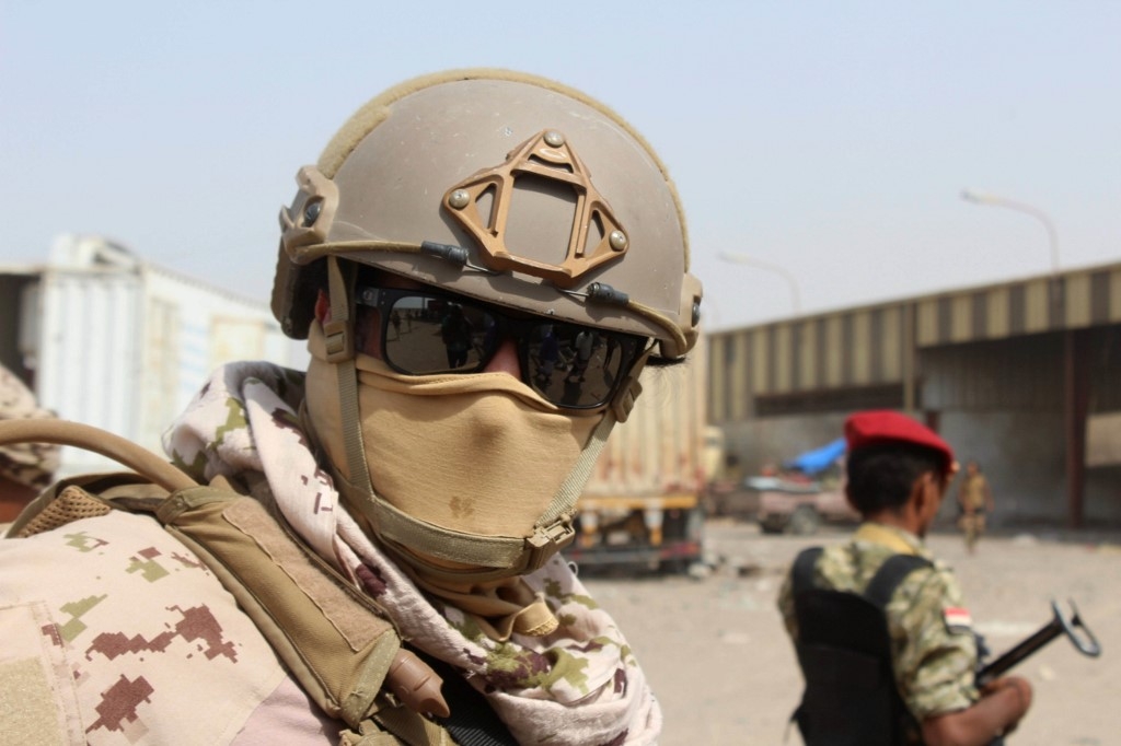 Des soldats de la coalition militaire au Yémen dirigée par l’Arabie saoudite et les Émirats arabes unis montent la garde à Hodeïda, le 22 janvier 2019 (AFP)