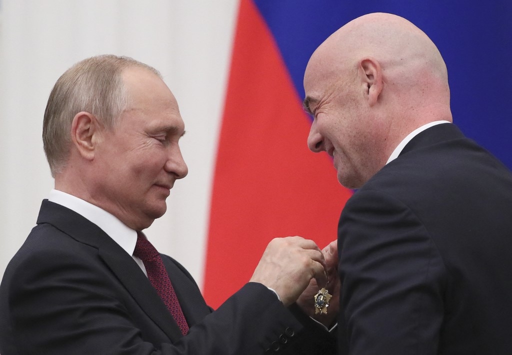 Le président russe, Vladimir Poutine (à gauche), remet l’Ordre de l’amitié au président de la FIFA, Gianni Infantino, lors d’une cérémonie au Kremlin, à Moscou, le 23 mai 2019 (AFP/Evgenia Novozhenina)