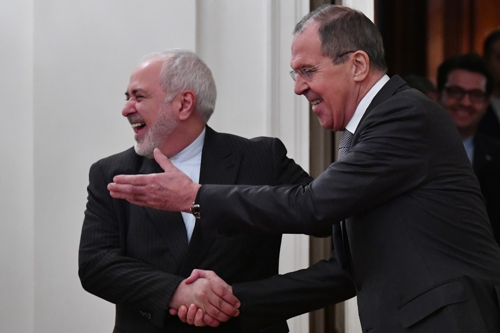 Légende : Le ministre russe des Affaires étrangères, Sergueï Lavrov, et son homologue iranien, Mohammed Javad Zarif, à Moscou, le 30 décembre 2019 (AFP)