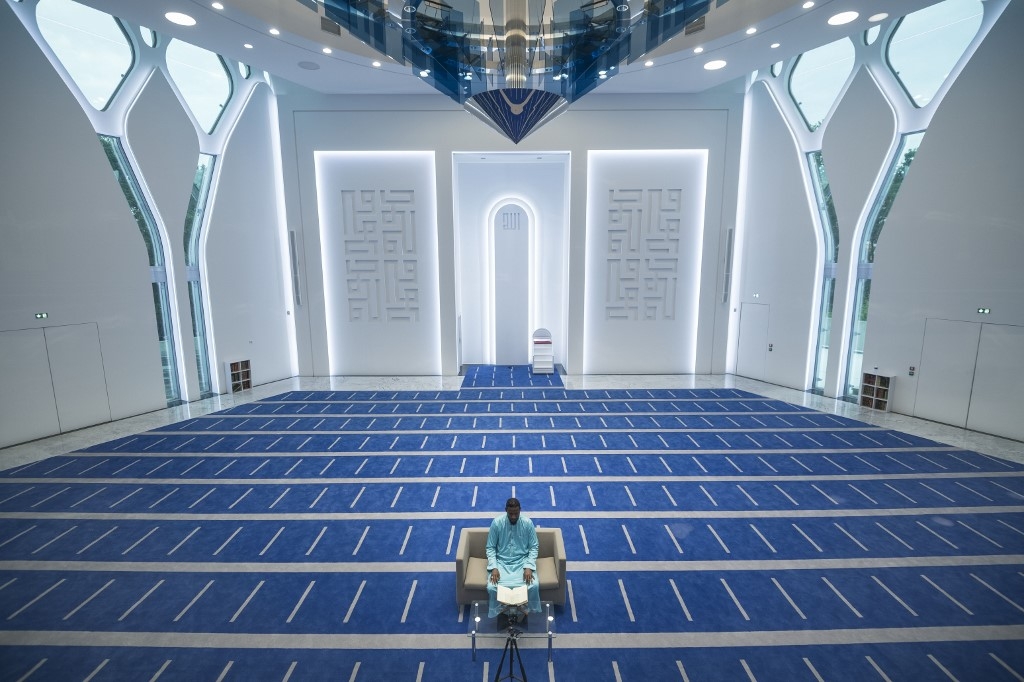 L’imam de la mosquée Nour à Mulhouse, dans l’est de la France, enregistre une récitation du Coran, le 12 mai 2020 (AFP)