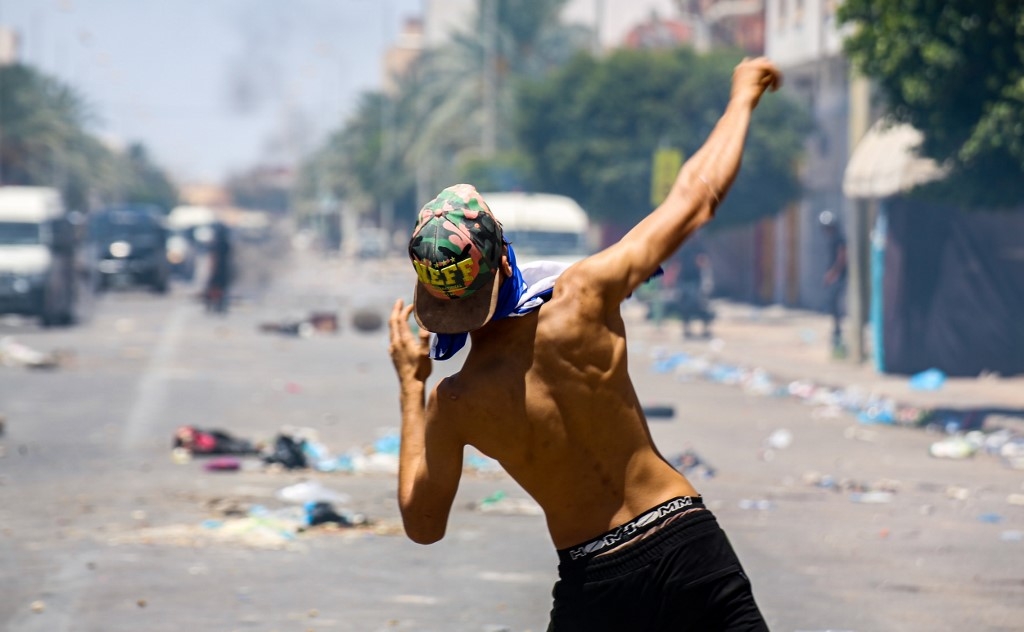 Du 20 au 22 juin, la région marginalisée de Tataouine, à 550 km au sud de Tunis, a été secouée par des heurts, lorsque la police a chargé à coups de gaz lacrymogènes des protestataires réclamant les milliers d’emplois promis par le gouvernement (AFP)