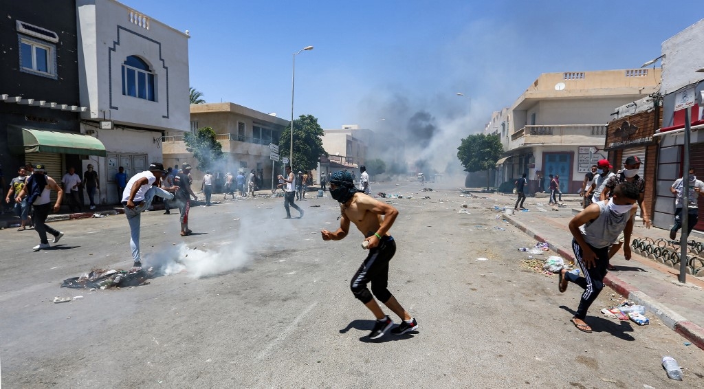 Affrontements entre des manifestants et les forces de sécurité, dans la région de Tataouine, le 21 juin 2020 (AFP)