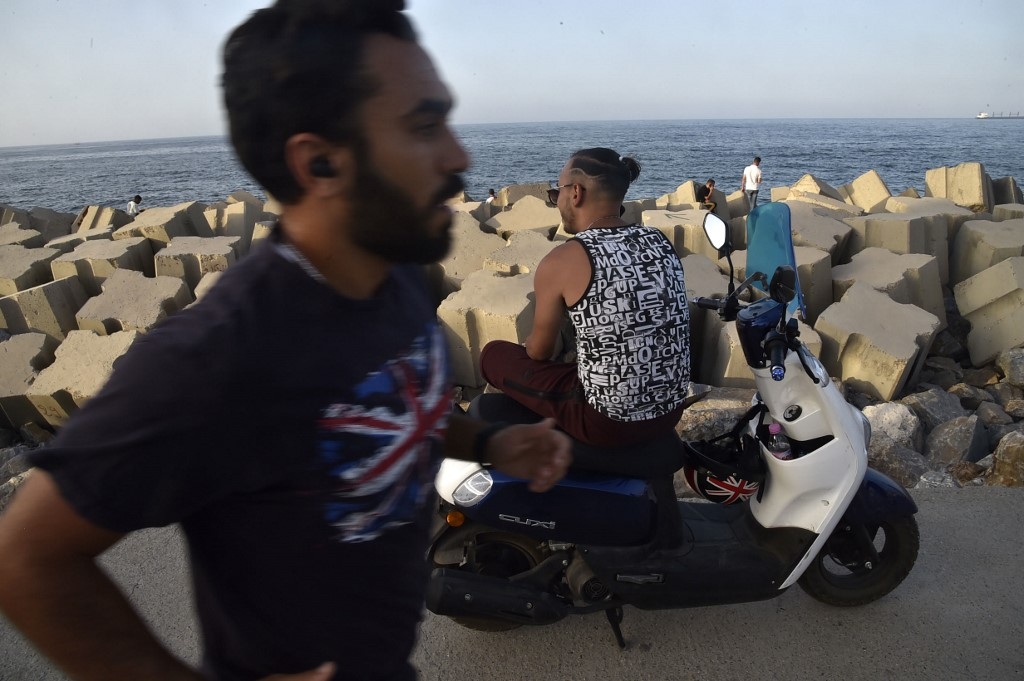 Algériens sur la corniche de Bab El Oued, quelques heures avant le couvre-feu (AFP)