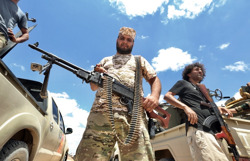 Des combattants du GNA sécurisent la zone d’Abou Qurain, à mi-chemin entre la capitale Tripoli et la deuxième ville libyenne Benghazi, le 20 juillet 2020 (AFP)