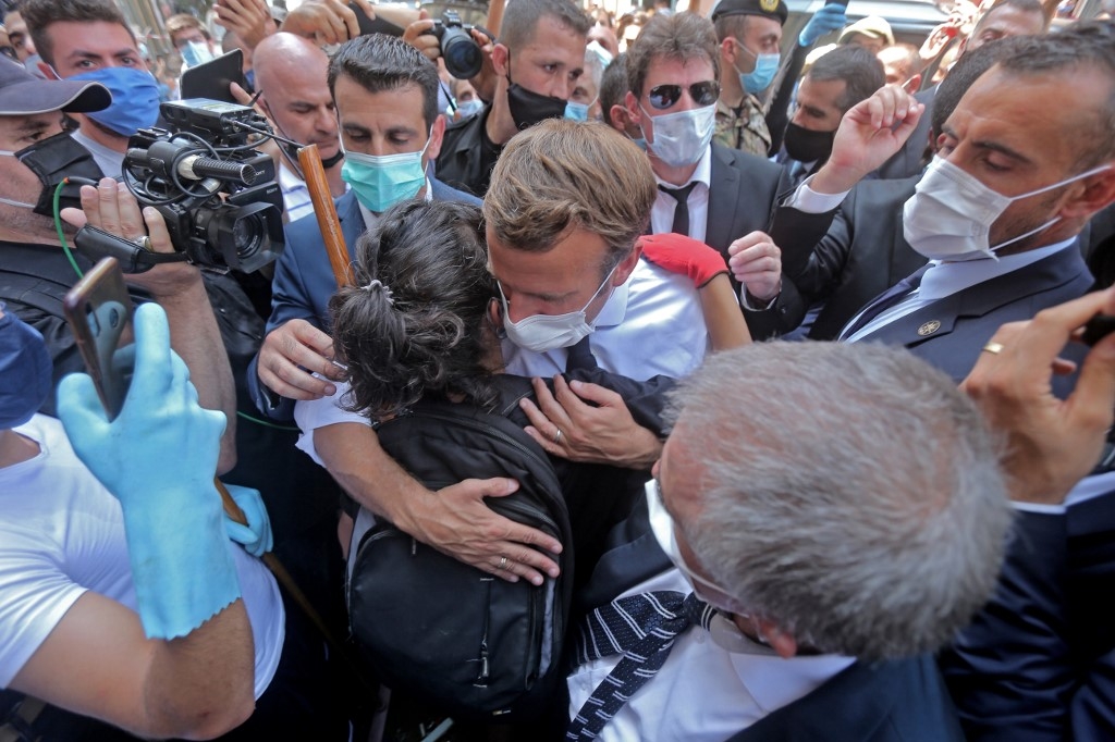 Emmanuel Macron pendant un bain de foule dans le quartier chrétien de Gemmayzé, à Beyrouth, le 6 août 2020 (AFP)