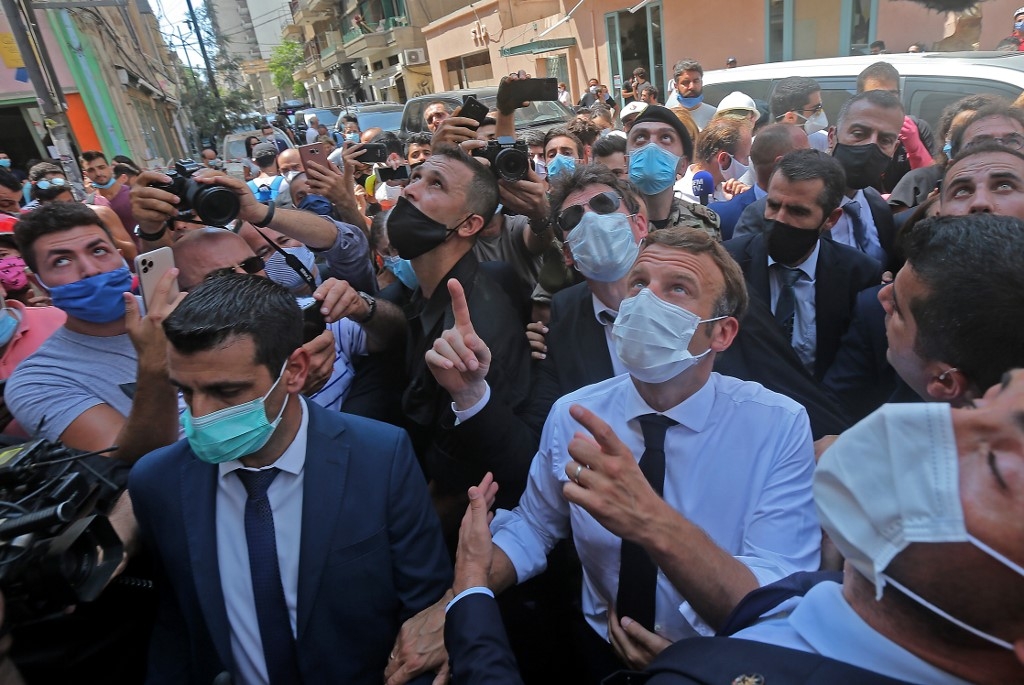 Emmanuel Macron visite le quartier de Gemmayzé, à Beyrouth, deux jours après la double explosion du 4 août (AFP)