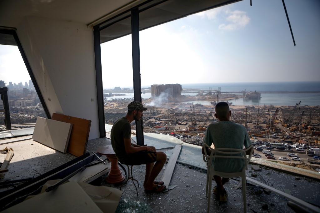 Trois jours après la double explosion qui a détruit la moitié de Beyrouth, les Libanais continuent de compter leurs morts (AFP)