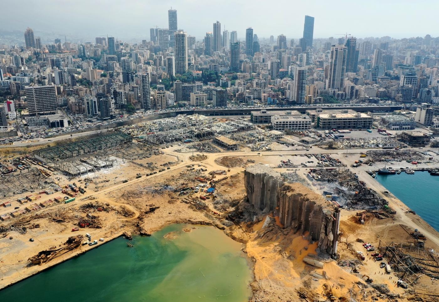 Une vue aérienne montrant le port de Beyrouth, les silos à grains endommagés et le cratère provoqué par l’explosion (AFP)