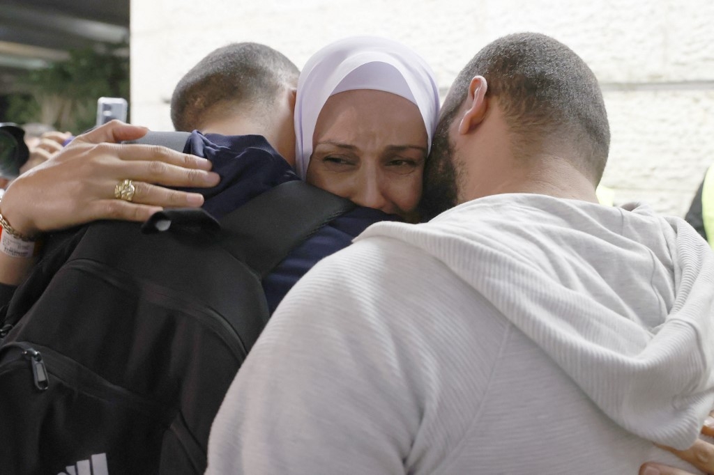 Des passagers arrivant d’Ukraine sur un vol de sauvetage sont accueillis par leur famille à leur arrivée à l’aéroport israélien Ben Gourion de Lod, près de Tel Aviv, le 1er mars 2022 (AFP/Jack Guez)