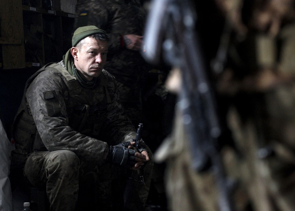 Un militaire des forces ukrainiennes attend un bombardement dans un abri sur une position dans la région de Louhansk le 5 mars 2022 (AFP/Anatolii Stepanov)