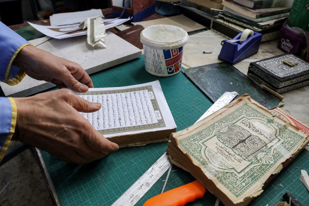 Depuis la création de l’atelier Mizran en 2008, près d’un demi-million d’exemplaires ont été restaurés (AFP/Mahmoud Turkia)