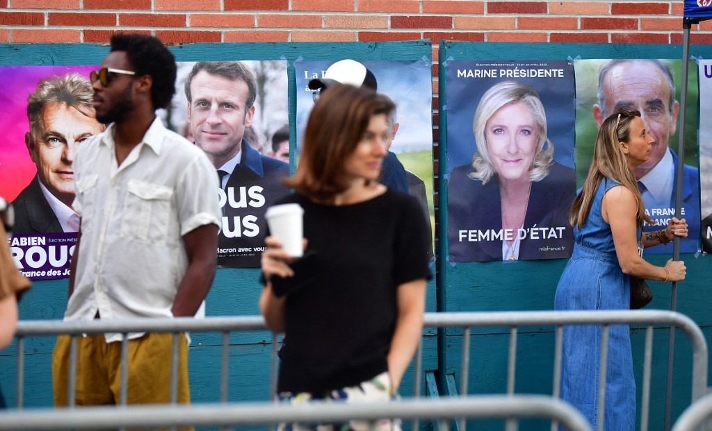 Des citoyens français arrivent pour voter pour les élections présidentielles françaises de 2022 (AFP/Frédéric J. Brown)