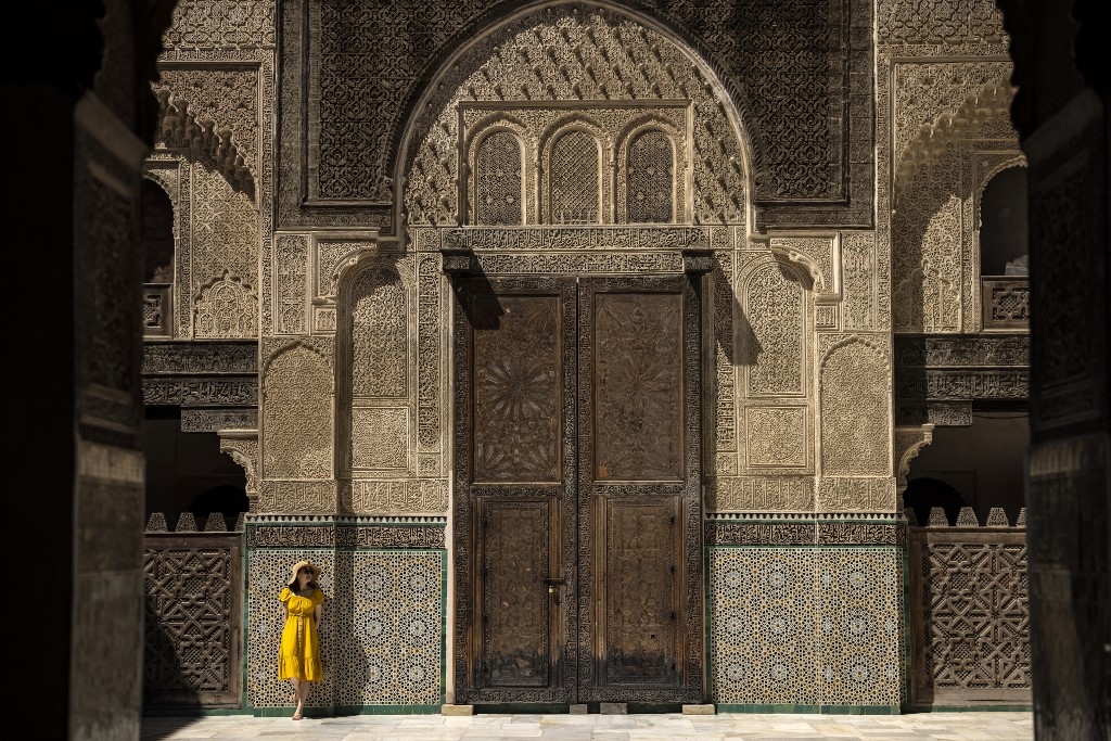 Une femme visite la medersa Boua Inania, une école théologique dans l’ancienne ville marocaine de Fès le 8 juin 2022 (AFP/Fadel Senna)