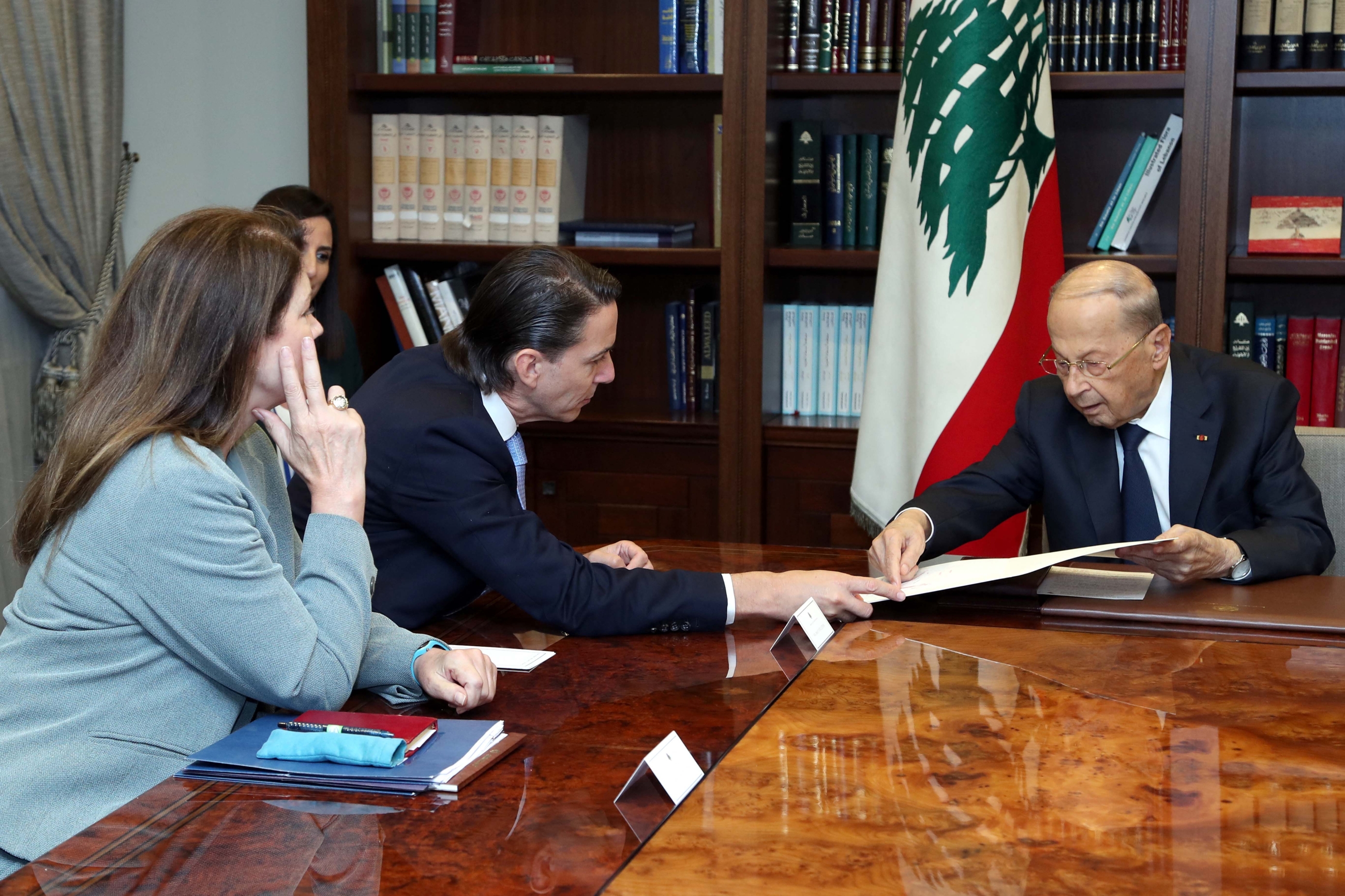 Lebanese President Michel Aoun (R) meeting with US envoy mediating the Lebanon-Israel maritime border talks Amos Hochstein (C) (AFP/Dalati and Nohra)