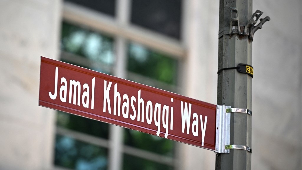 La signalétique de rue « Jamal Khashoggi Way » est dévoilée lors d’une cérémonie devant l’ambassade d’Arabie saoudite à Washington DC, le 15 juin 2022 (AFP)