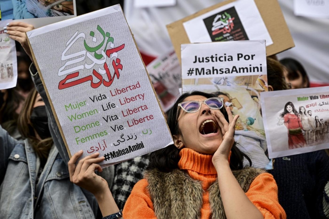 Des membres de groupes féministes lors d’une manifestation de soutien à Mahsa Amini à Santiago, le 23 septembre 2022 (AFP)