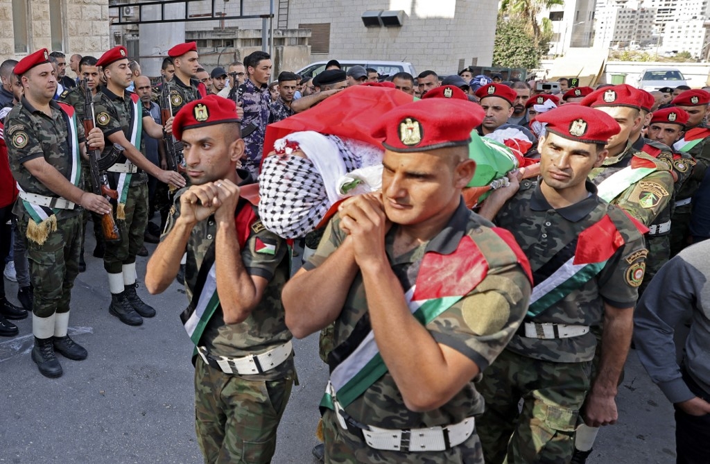 Palestinian security forces carry the body of Imad Abu Rashid, during his funeral in Nablus in the Israeli-occupied West Bank, 28 October 2022 (AFP)