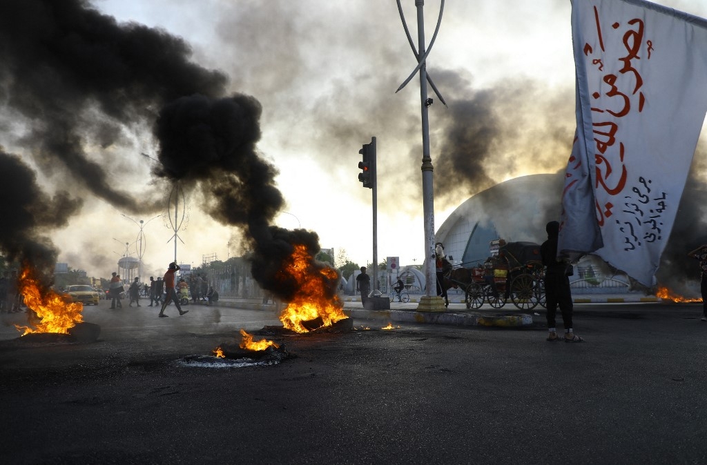 Des manifestants protestent contre l’approbation par le Parlement du gouvernement du Premier ministre Mohamed Shia Al-Soudani, dans la ville de Nasiriyah, le 28 octobre 2022 (AFP/Asad Niazi)