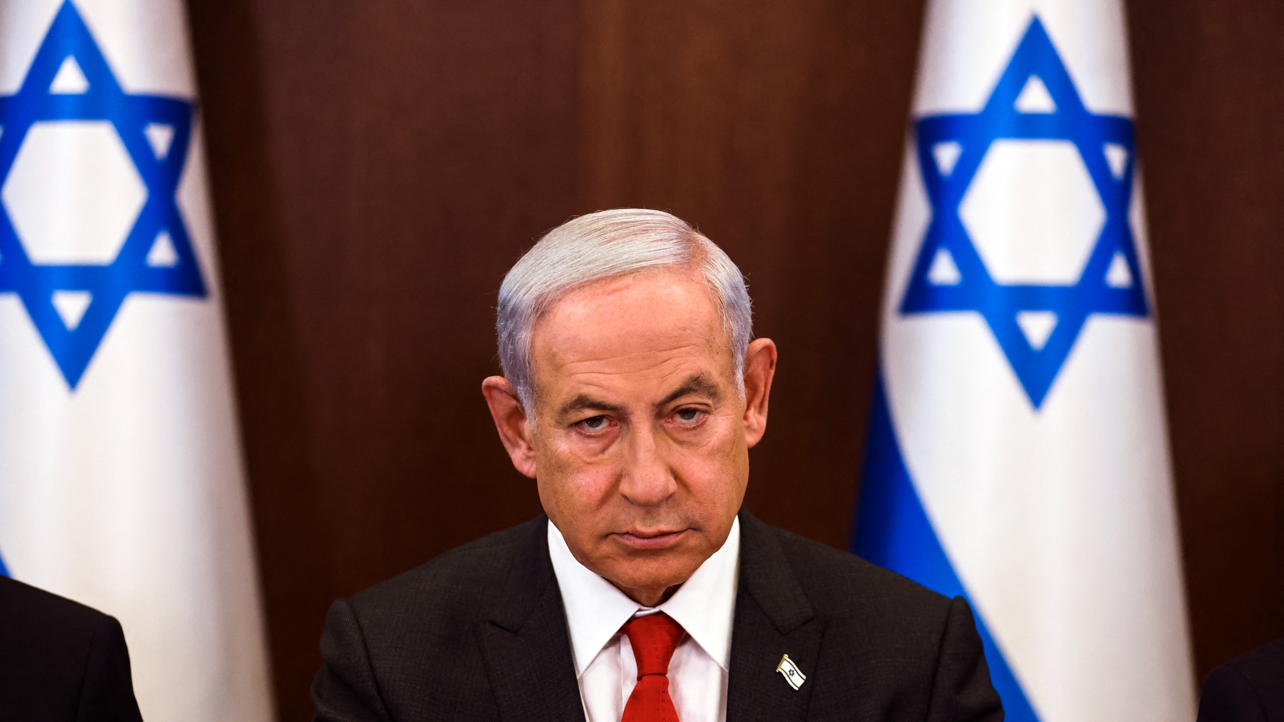 Le Premier ministre israélien Benyamin Netanyahou dirige une réunion hebdomadaire du gouvernement dans son bureau à Jérusalem, le 8 janvier 2023 (AFP)