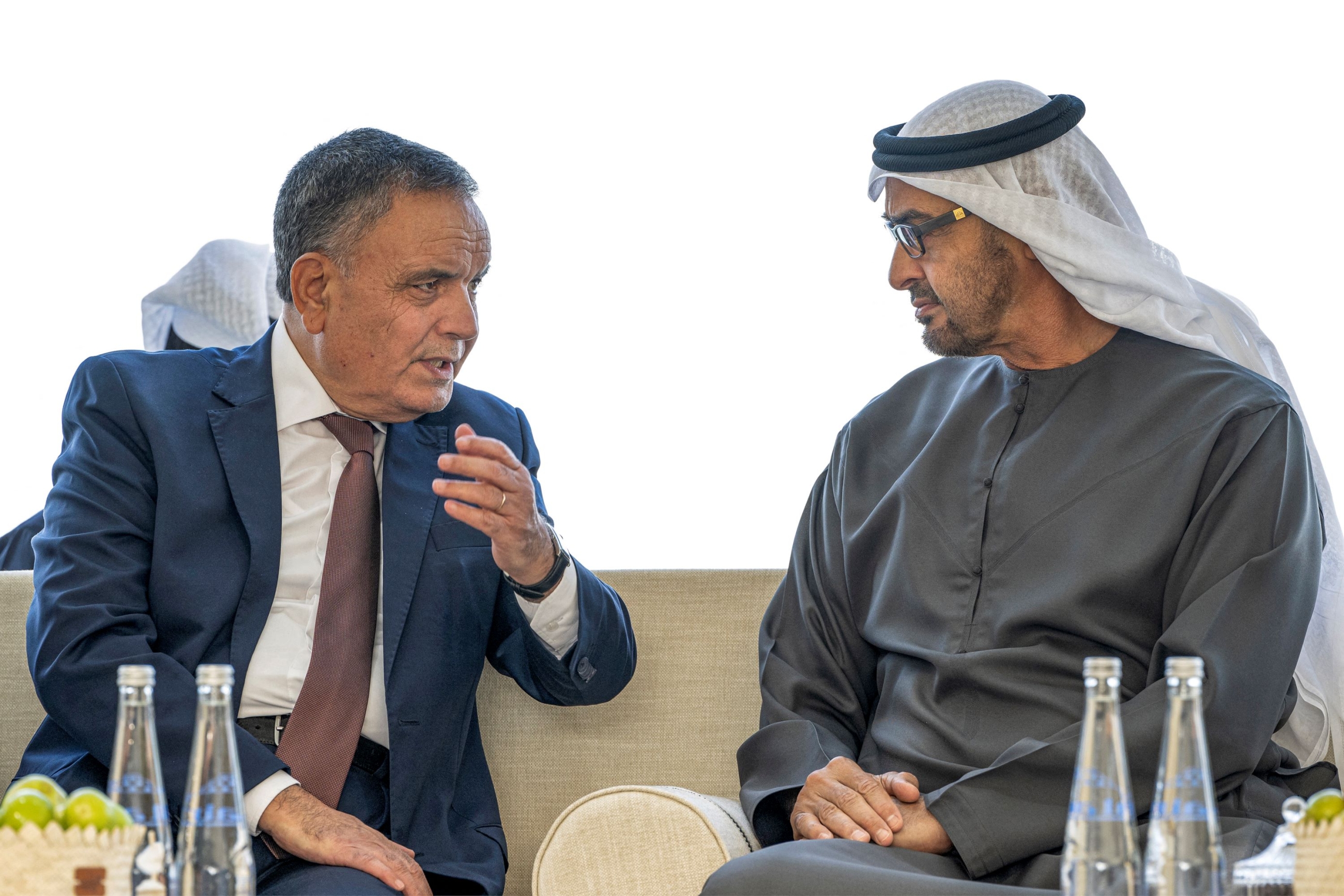 Le président des Émirats arabes unis, Mohammed ben Zayed al-Nahyane (à droite), rencontre Saleh Boucha, l’envoyé spécial du président algérien, au Sea Palace d’Abou Dabi le 24 janvier 2023 (AFP)