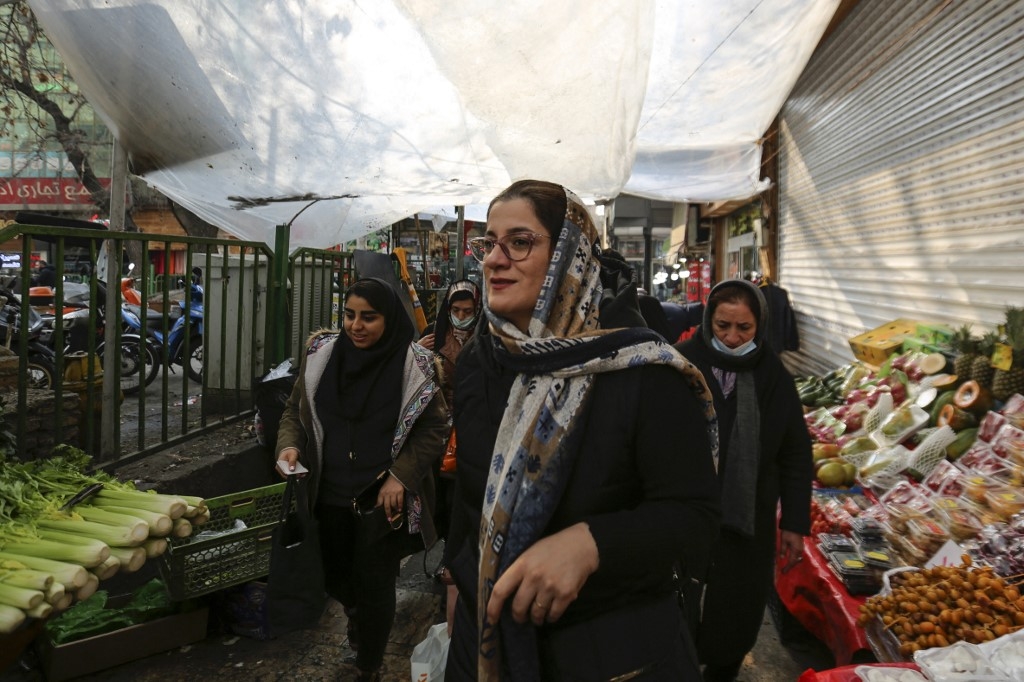 Des Iraniennes dans le bazar de Tajrish, à Téhéran, le 25 janvier 2023 (AFP)