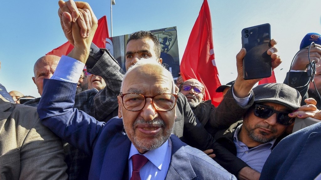 Rached Ghannouchi à son arrivée dans un commissariat de Tunis, le 21 février 2023, à la suite de la convocation d’un juge d’instruction (AFP)