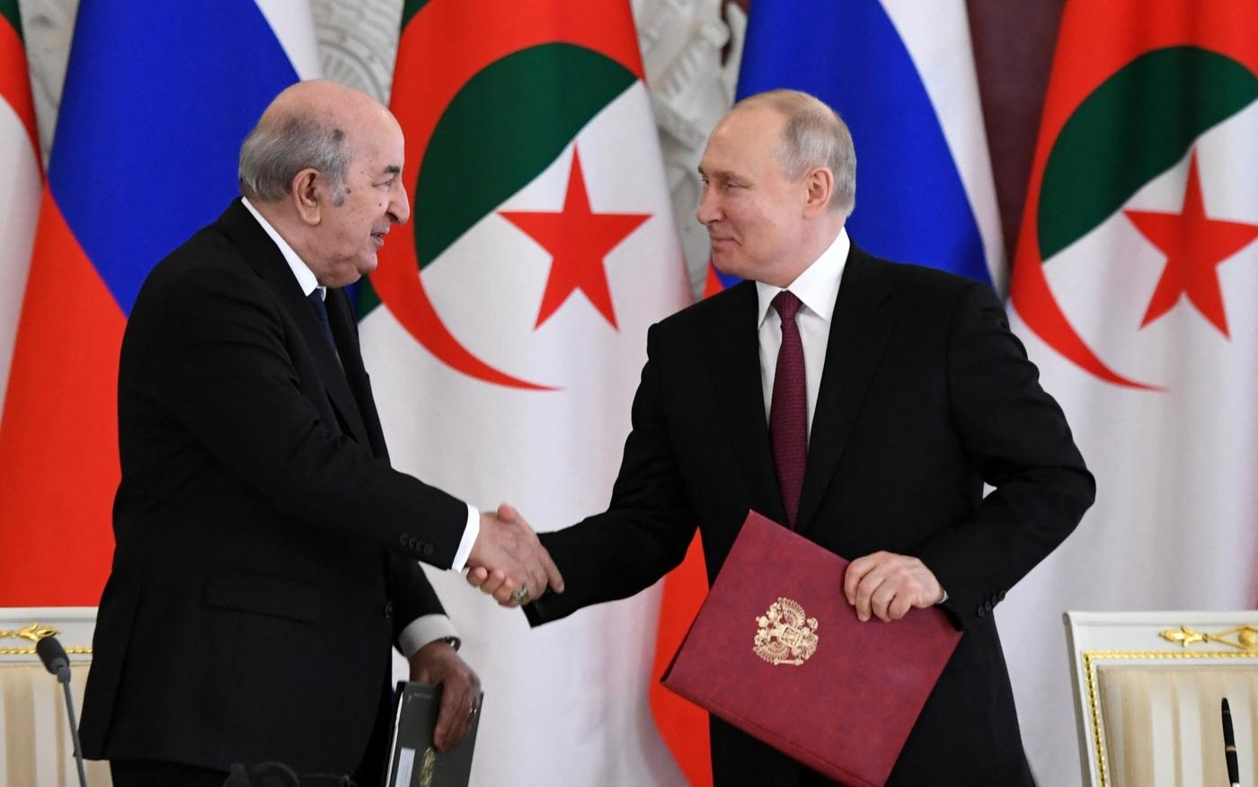 Le président algérien Abdelmadjid Tebboune et le président russe Vladimir Poutine lors d’une cérémonie de signature faisant suite à leurs négociations au Kremlin, à Moscou, le 15 juin 2023 (AFP)