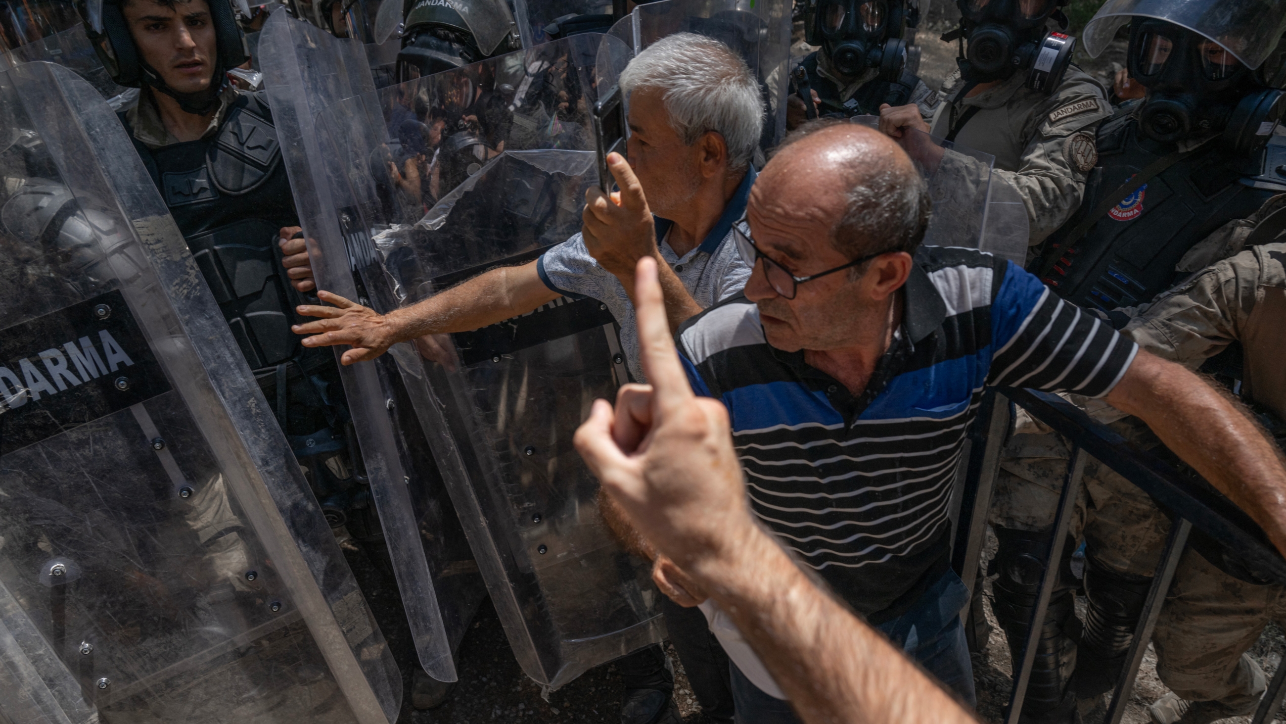Turkish soldiers of the Gendarmerie General Command push back demonstrators during clashes in Ikizkoy, in the Milas district of the Province of Mugla, on 28 July 2023 (AFP)