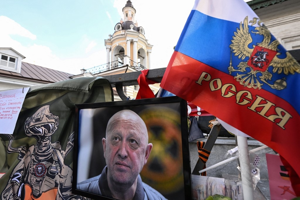 Cette photographie, prise le 27 août 2023, montre un portrait du défunt chef du groupe paramilitaire Wagner, Evgueni Prigojine, exposé sur un mémorial improvisé à Moscou (AFP/Natalia Kolesnikova)