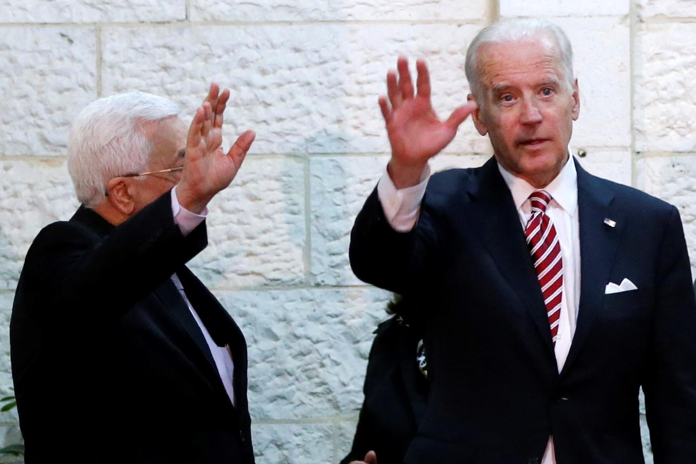 Joe Biden (à droite), alors vice-président des États-Unis, en compagnie du président palestinien Mahmoud Abbas le 9 mars 2016 à Ramallah, en Cisjordanie occupée (AFP)