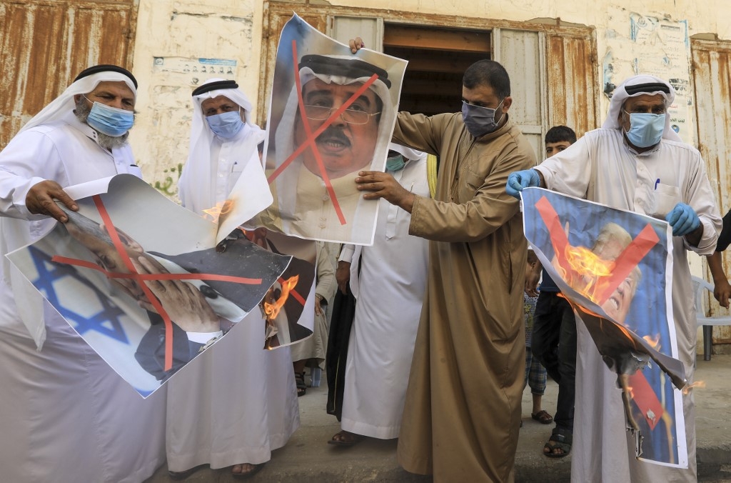 Des Palestiniens à Gaza brûlent la photo du roi de Bahreïn (AFP)