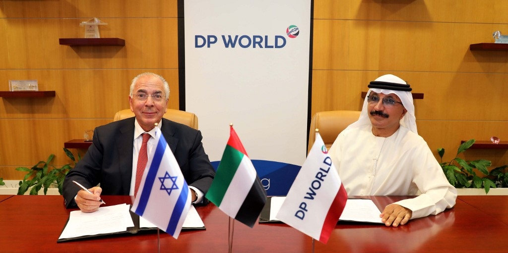 Le président de DP World Sultan Ahmed ben Soulayem signe un accord avec le numéro un de DoverTower, l’Israélien Shlomi Fogel, le 16 septembre 2020 à Dubaï (AFP)