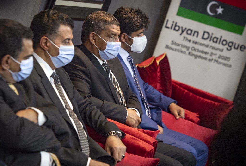 Des représentants des administrations rivales de la Libye participent à une réunion dans la ville côtière marocaine de Témara, le 6 octobre 2020 (AFP)