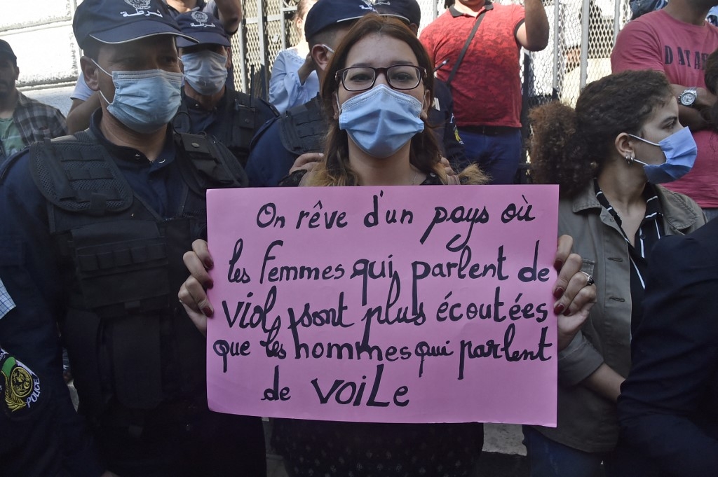 Une féministe lors d’une manifestation à Alger pour dénoncer les féminicides, le 8 octobre 2020 (AFP/Ryad Kramdi)