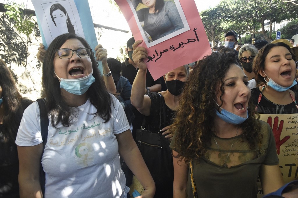 Des militantes algéroises lors d’une manifestation, après le meurtre brutal en 2020 d’une jeune femme de 19 ans. (AFP/ Ryad Kramdi)