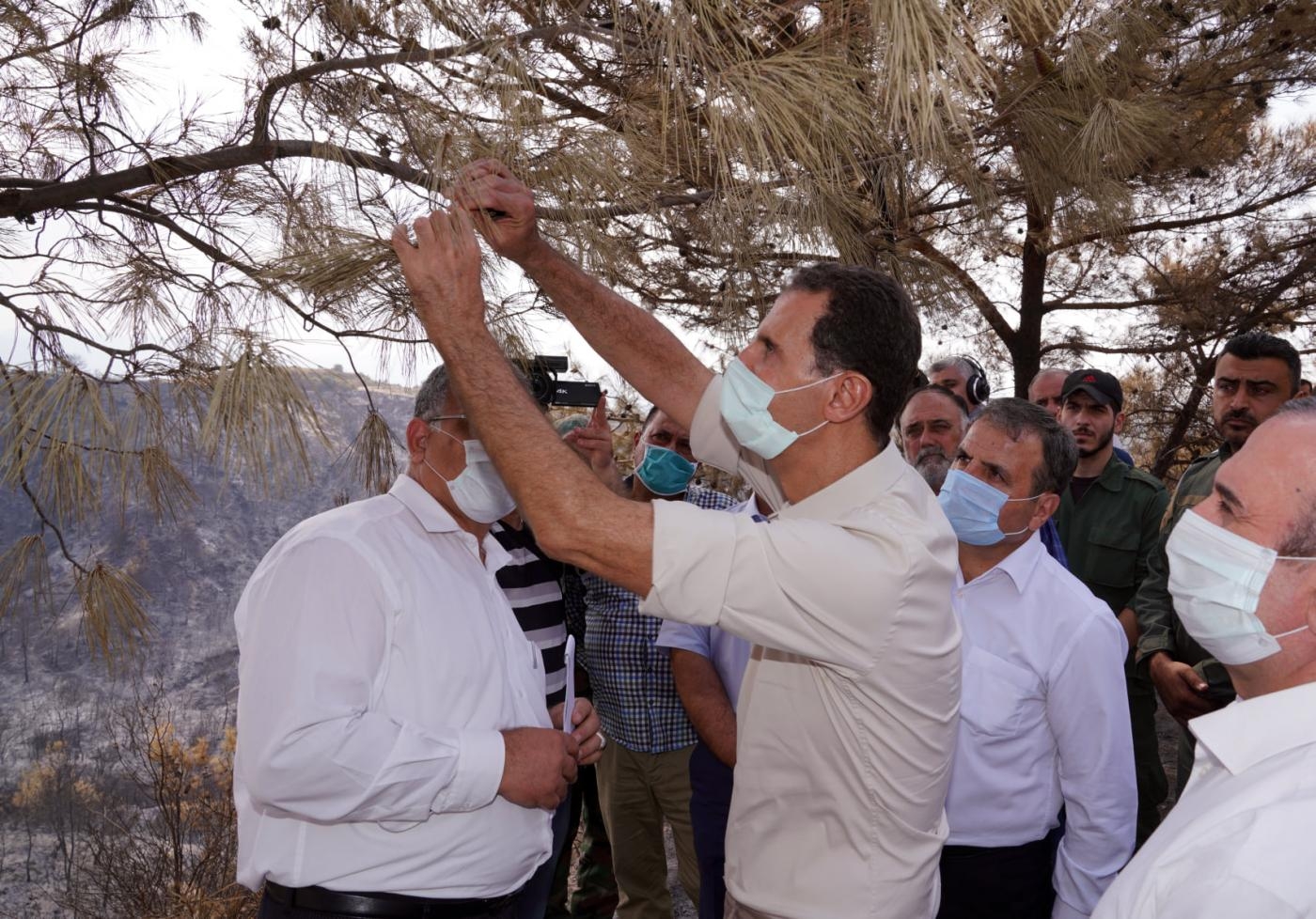 Document diffusé sur la page Facebook de la présidence syrienne, le 13 octobre 2020, montrant le président Bachar al-Assad visiter le village de Kafr Dabil dans la province syrienne de Lattaquié (AFP)