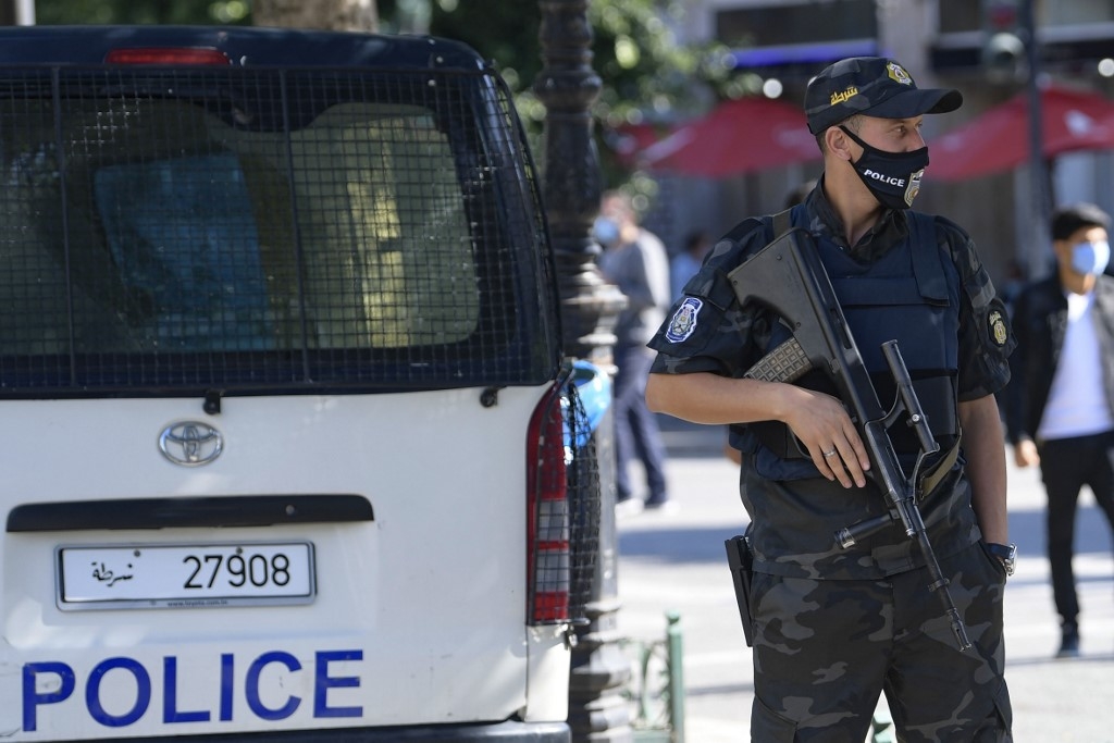 Un membre des forces de sécurité tunisiennes monte la garde sur l’avenue Habib Bourguiba à Tunis, le 29 octobre 2020 (AFP)