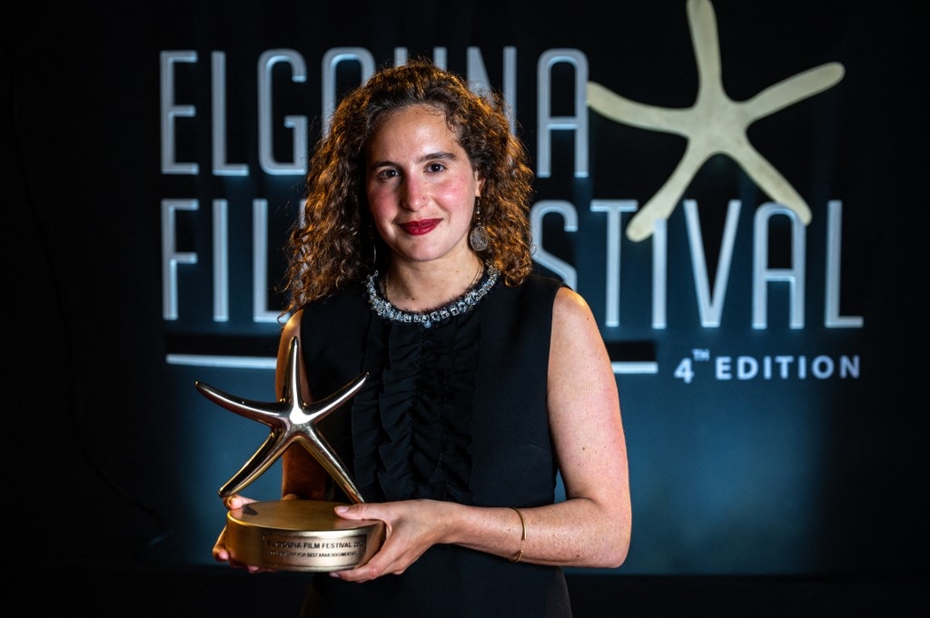 Lina Soualem pose avec son trophée du meilleur documentaire arabe du Festival de cinéma égyptien d’El Gouna, le 30 octobre 2020 (AFP/Ammar Abd Rabbo)