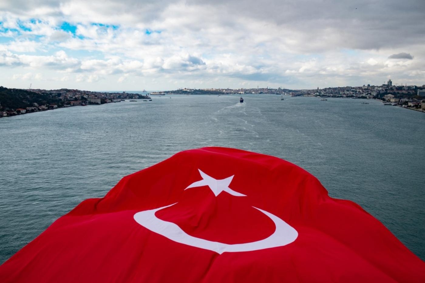 Le drapeau national turc flotte sur le pont des Martyrs du 15 juillet, connu sous le nom de pont du Bosphore, lors du 42e marathon d’Istanbul, le 8 novembre 2020 (AFP)