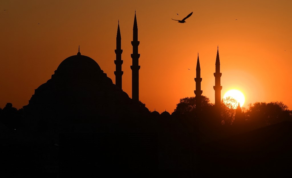 Les minarets de la mosquée Süleymaniye au coucher du soleil, une véritable carte stanbouliote (AFP/Ozan Kose) 