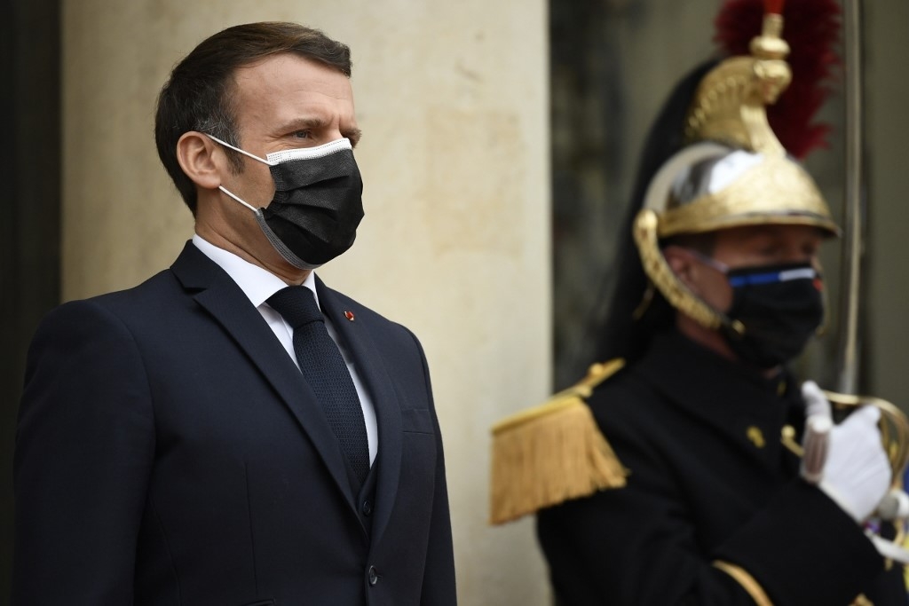 La loi viserait, selon le président Emmanuel Macron, « l’hydre islamiste » et ses tentatives de constituer une « contre-société » (AFP)
