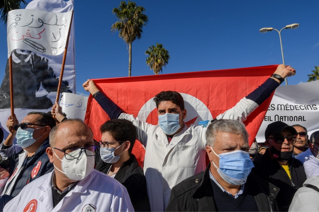 Des médecins tunisiens manifestent contre les infrastructures de santé publique du pays en ruine, le 8 décembre 2020 (AFP)