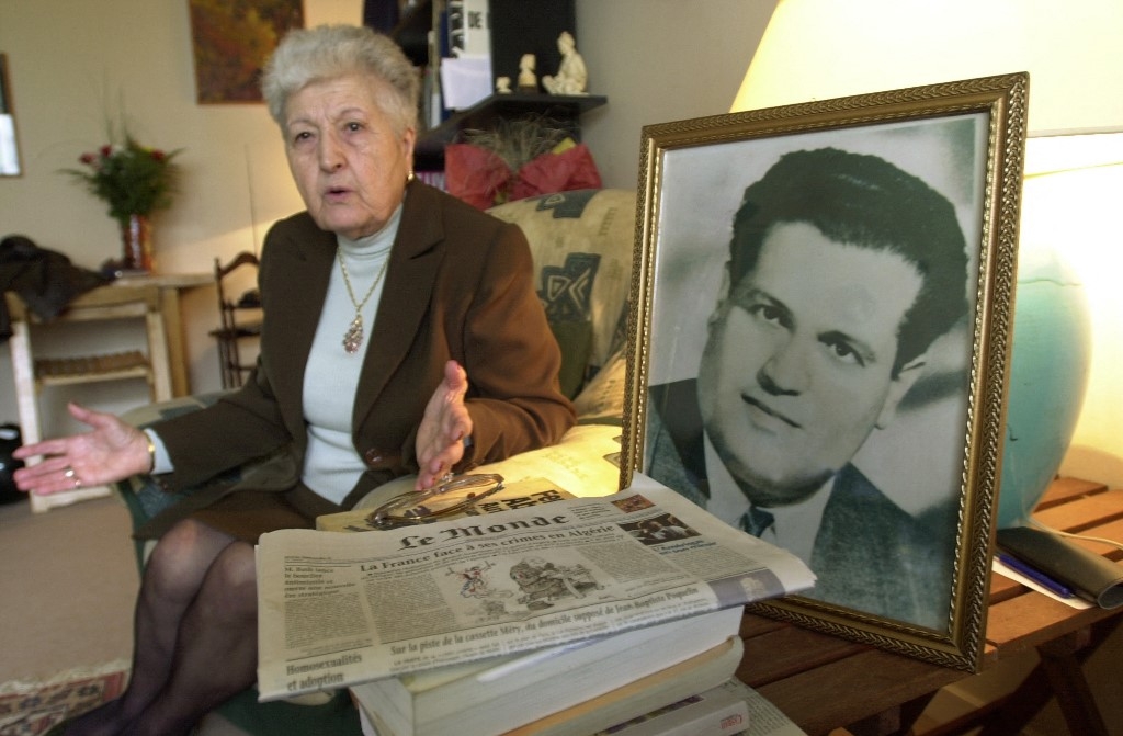 Dans cette photo prise le 5 mai 2001, Malika Boumendjel, veuve de l'avocat algérien Ali Boumendjel donne un entretien sur la mort de son mari lors de ses 43 jours de détention par l’armée française le 23 mars 1957 (AFP)