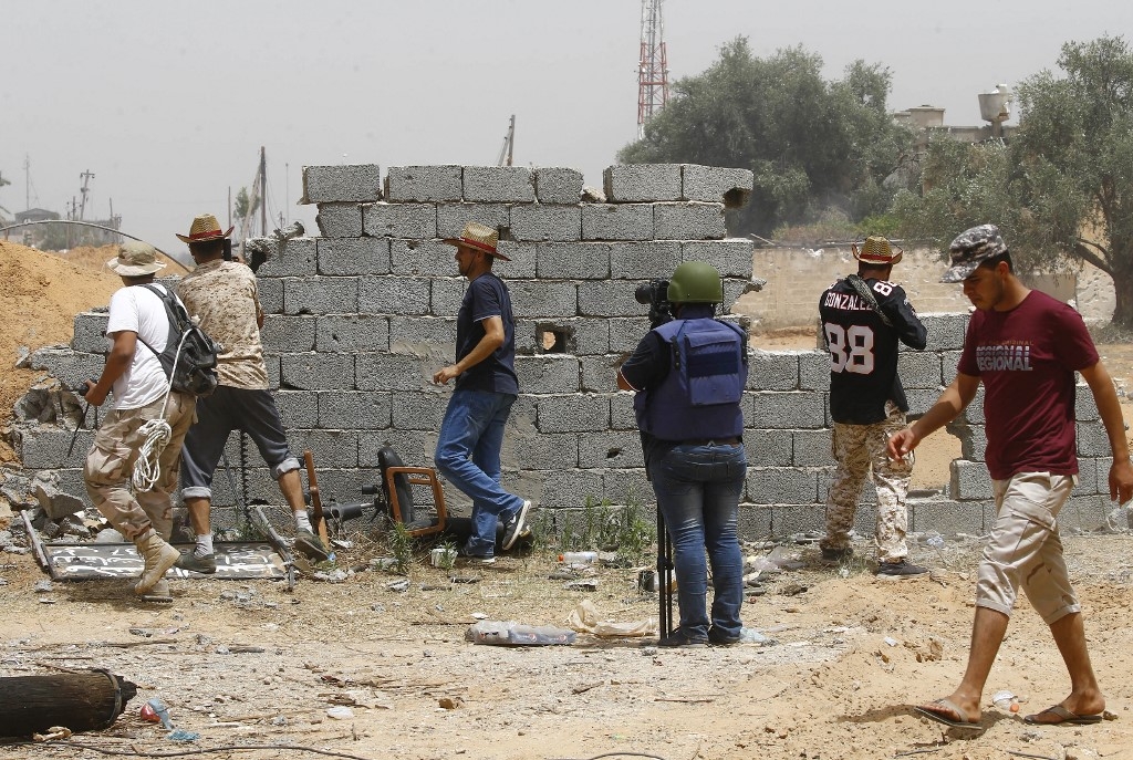 Journaliste sur la ligne de front au sud de Tripoli, le 13 juin 2019 (AFP)